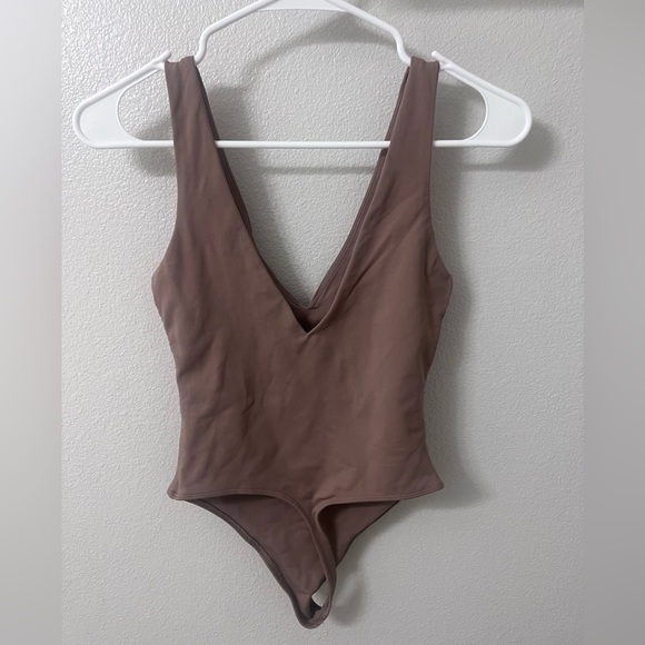 Aritzia Babaton Contour V-Neck Bodysuit size small - Picture 2 of 6